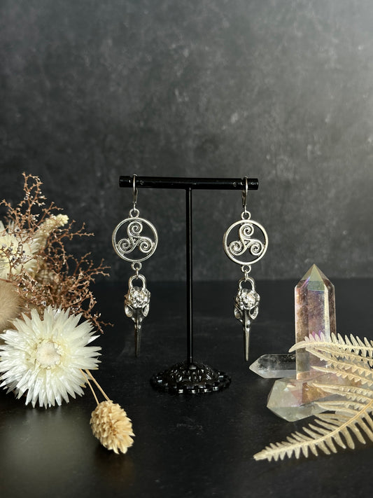 Ohrringe Versilbert | Triskele mit Rabenschädel