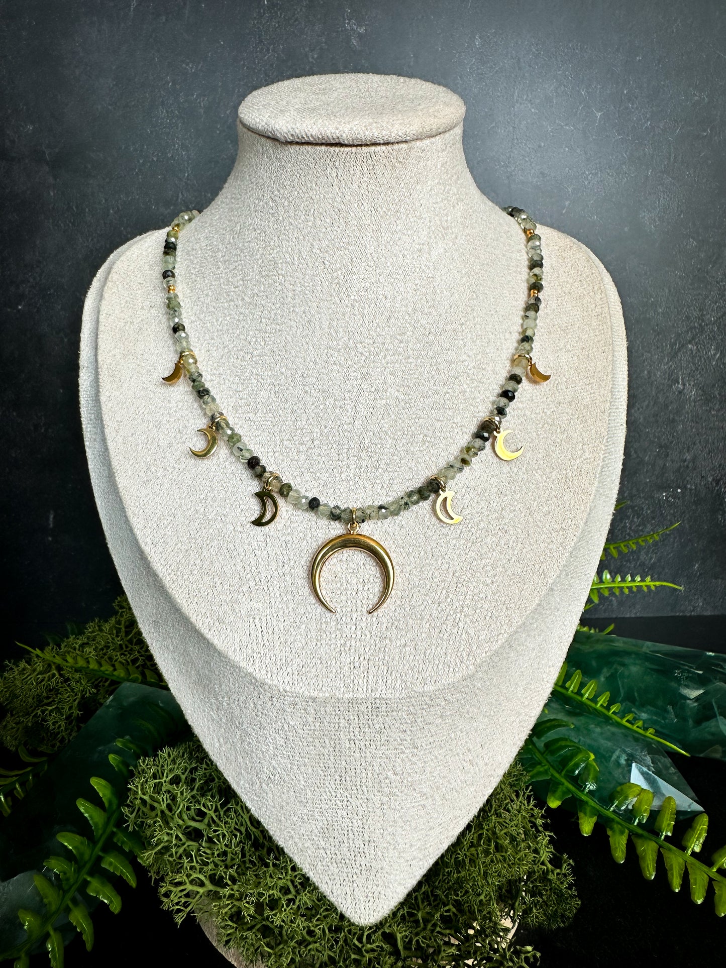 Edelstein Perlenkette Unikat | Kette mit Phrenit & goldenen Monden